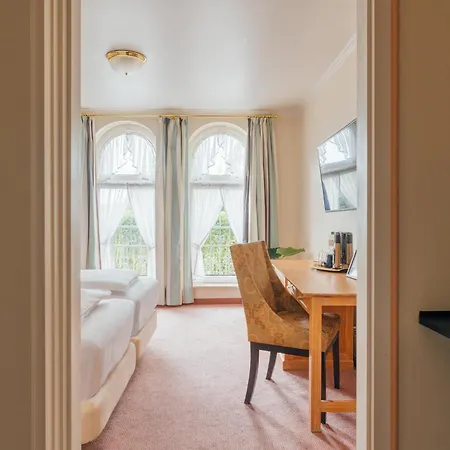 Thesdorfer Hof Hotel *