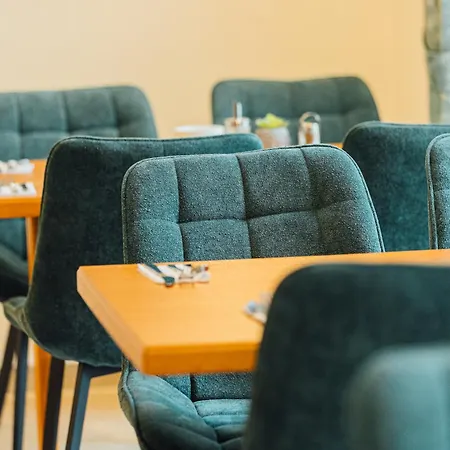 Thesdorfer Hof Hotel *